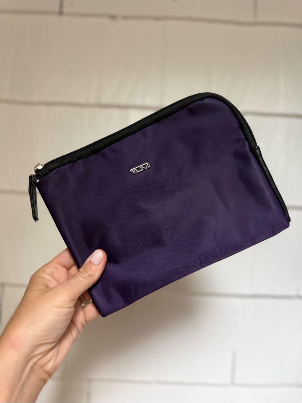 TUMI for Delta Airlines travel nylon amenity pouch purple EUC